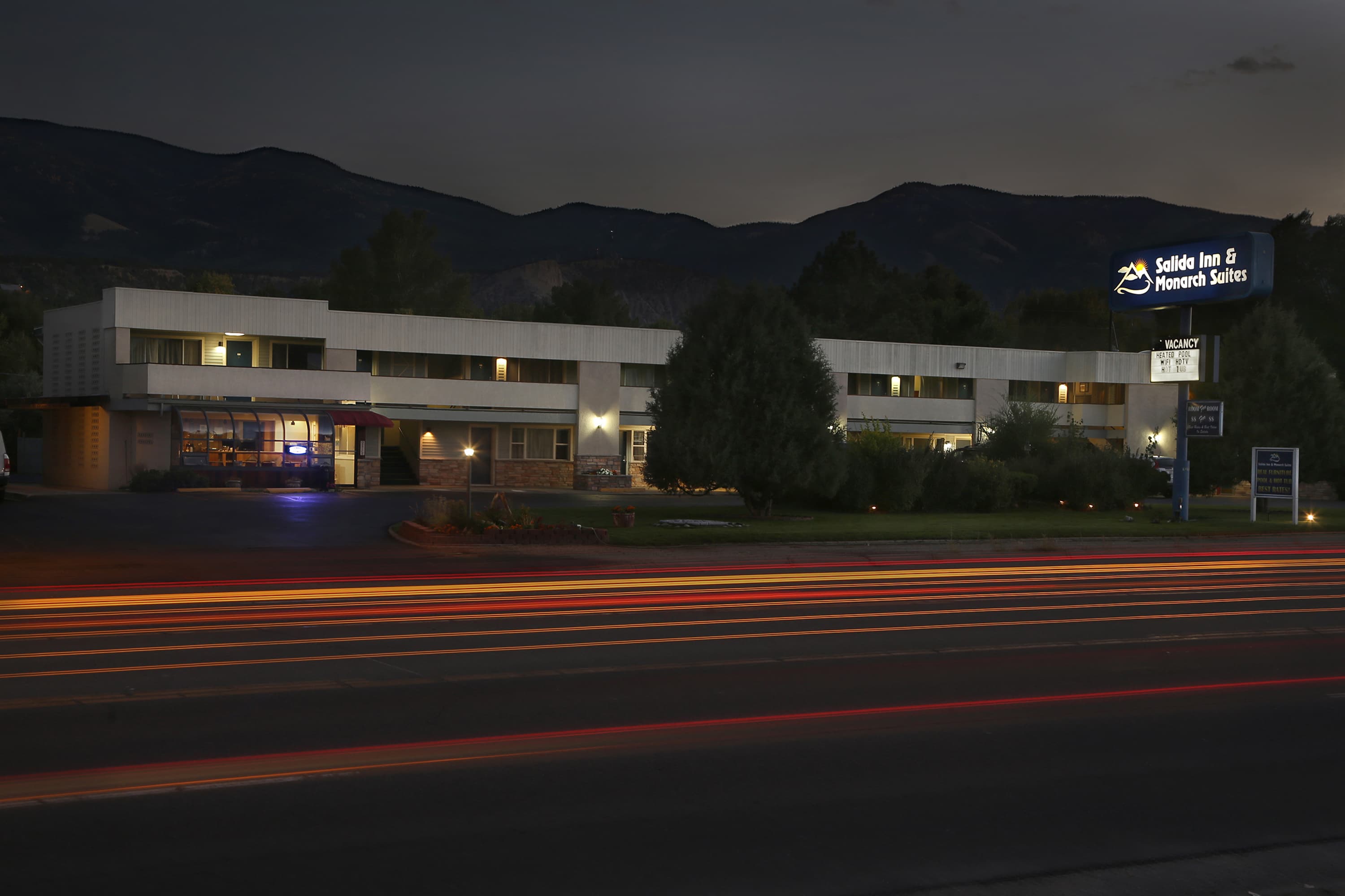 salida inn at night photo