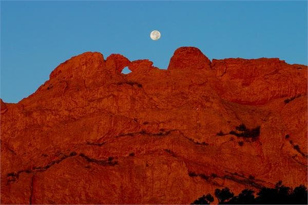 moon over kissing camels, garden of the gods park photo 3
