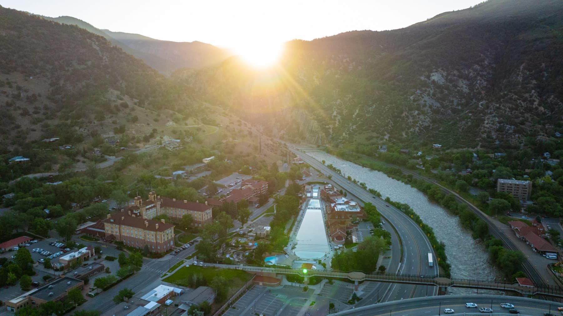 the world's largest hot springs pool photo 14