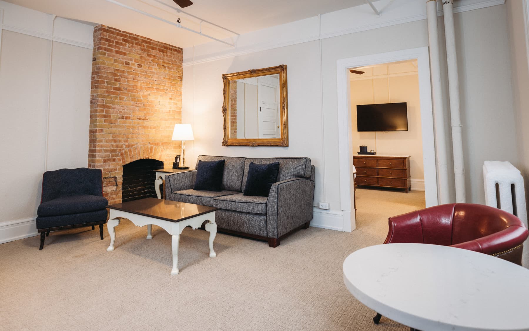 parlor king suite living room photo 9