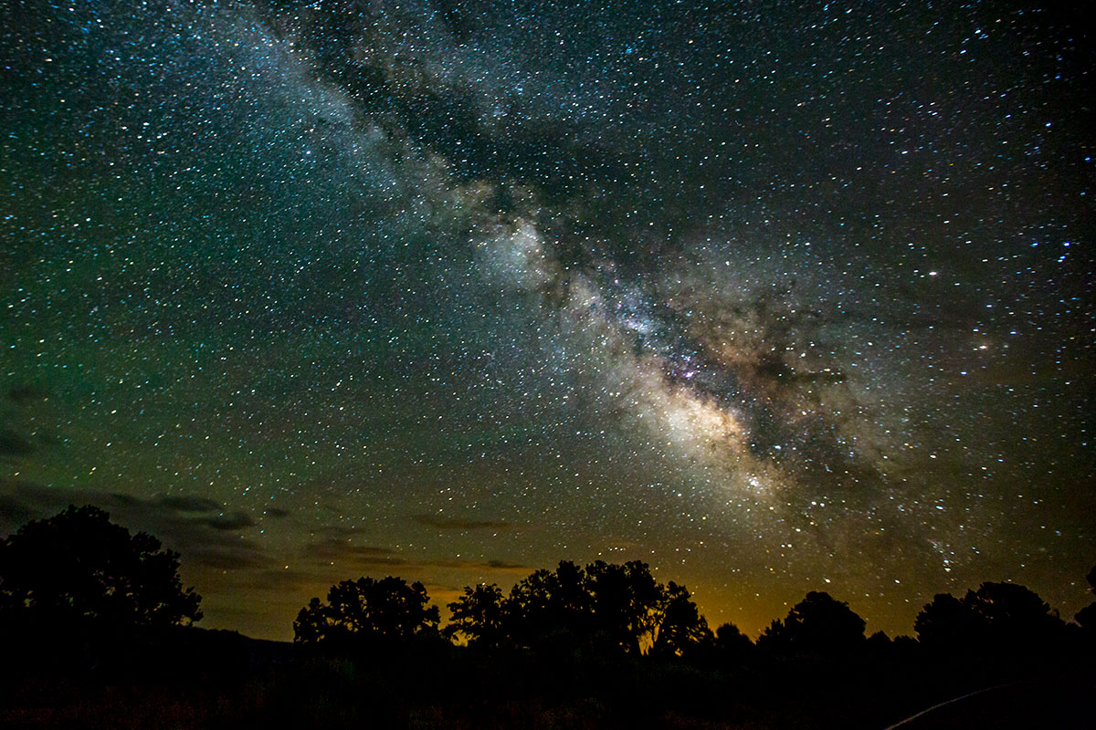 Hundreds of stars and the Milky Way in a dark blue sky