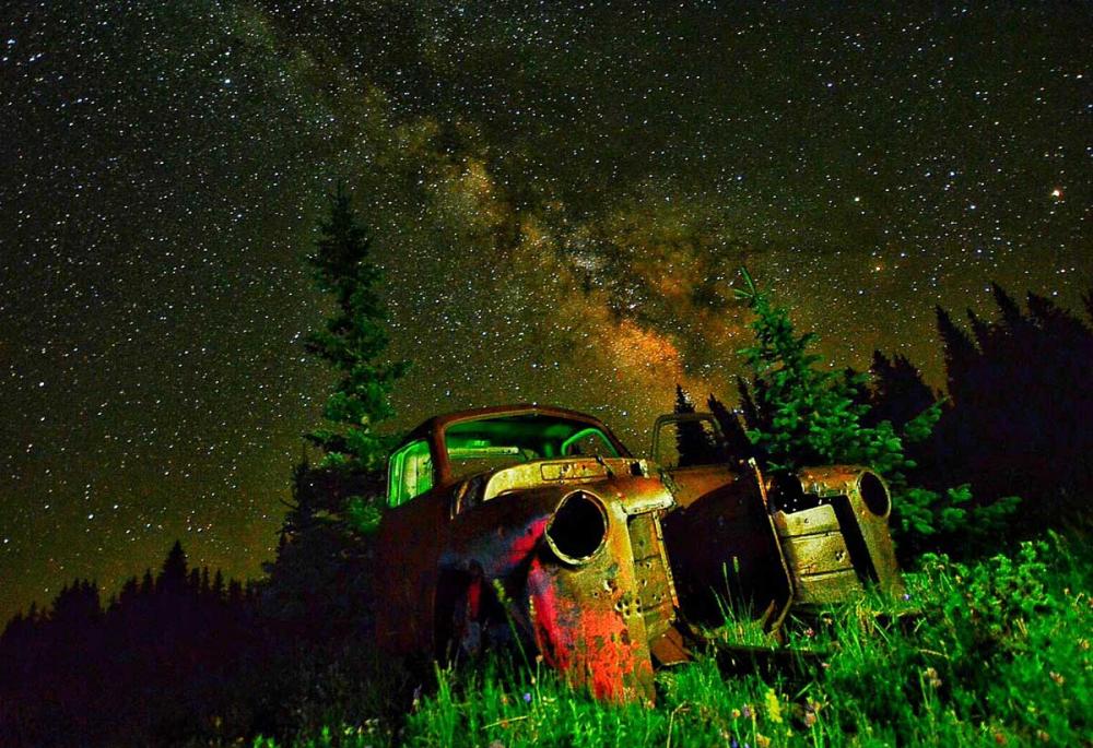 dilapidated truck in front of the Night skies near Cuchara