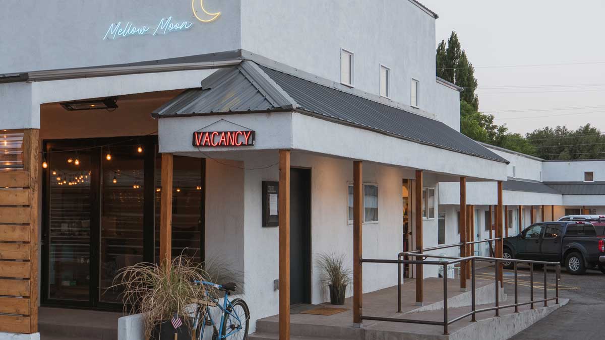 Exterior view of a motor lodge along a roadside