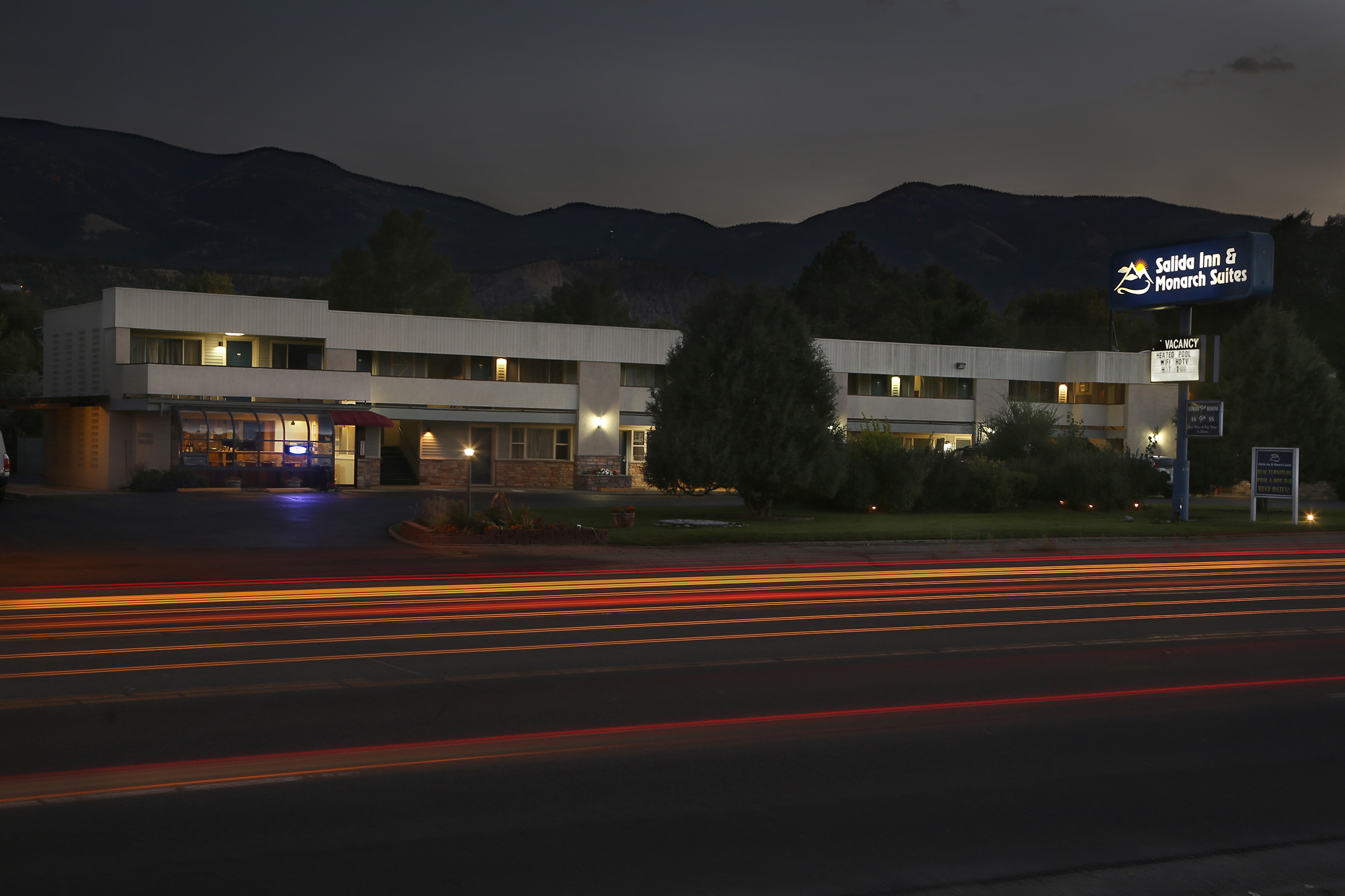 salida inn at night photo