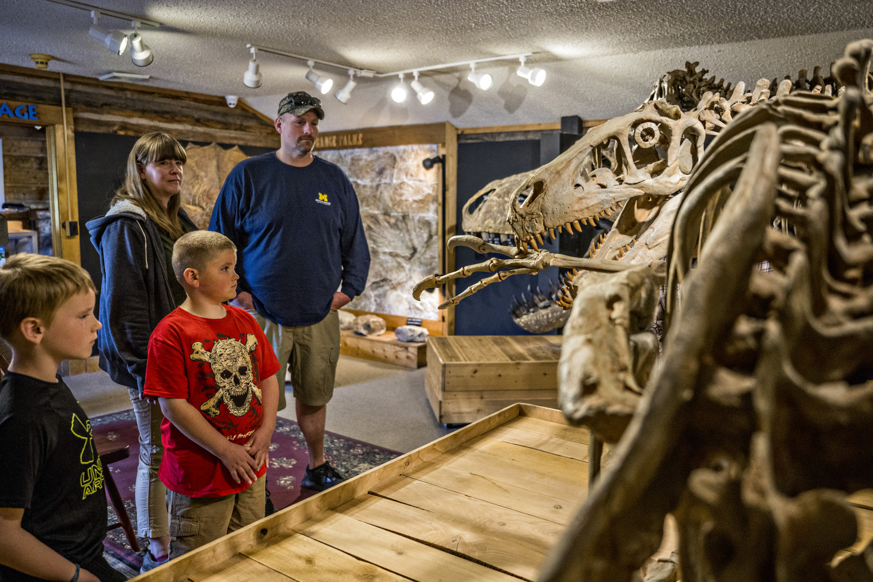 family meets a giant "raptor" dinosaur. photo 9