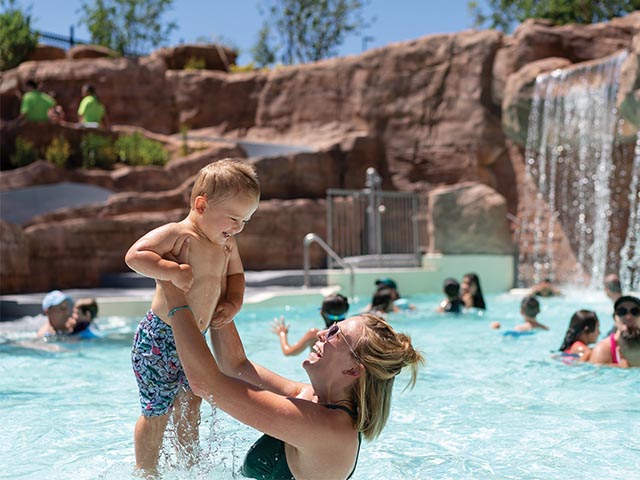 kids and adults adore the sopris splash zone with mini-water slides and falls modeled after hanging lake and the grand fountain splash pad. photo 4