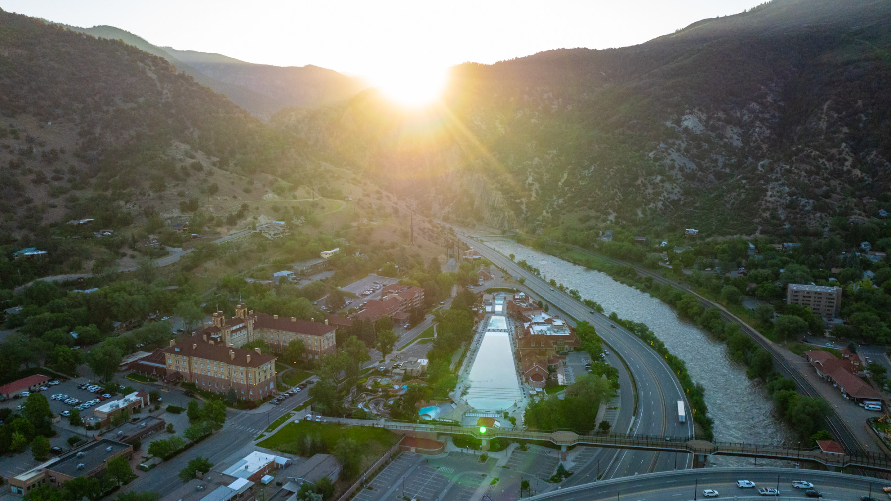 the world's largest hot springs pool  photo 14