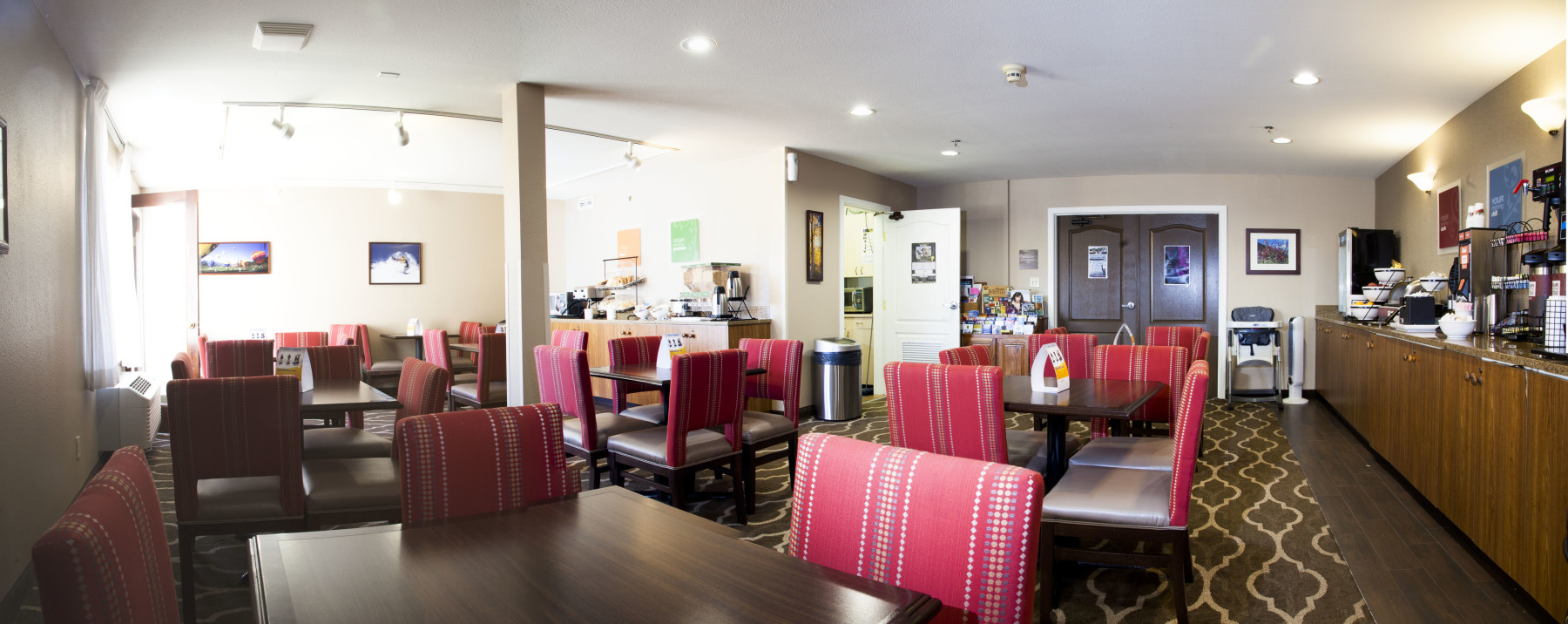 breakfast room photo 6